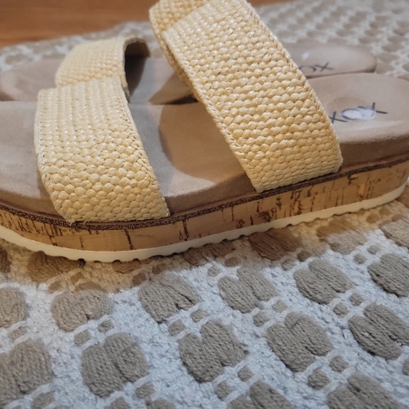 XOXO Daisy's Women Slide - Picture 4 of 5